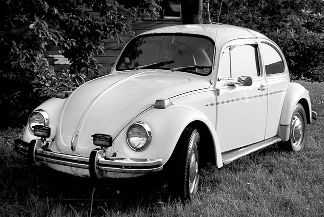 My 1973 Volkswagen Beetle sits in the front yard of the rooming house where I lived in early 1985.