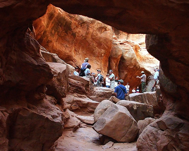 A Fiery Furnace tour group is visible through Walk-Through Arch.