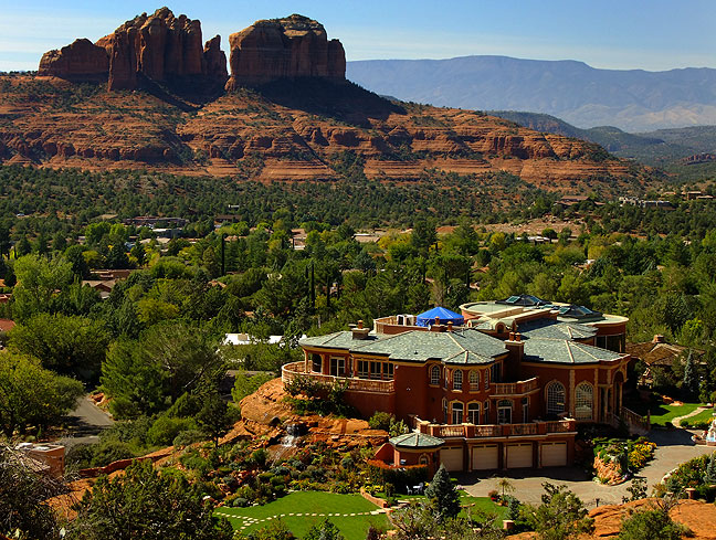 This lavish overview of Sedona is visible from the Chapel of the Holy Cross.