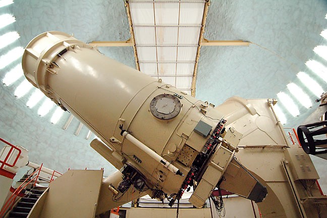 This is the Harlan J. Smith Telescope at the McDonald Observatory in Texas. It uses the same method of folding the optical path as the Reflex-Nikkor 500mm does.
